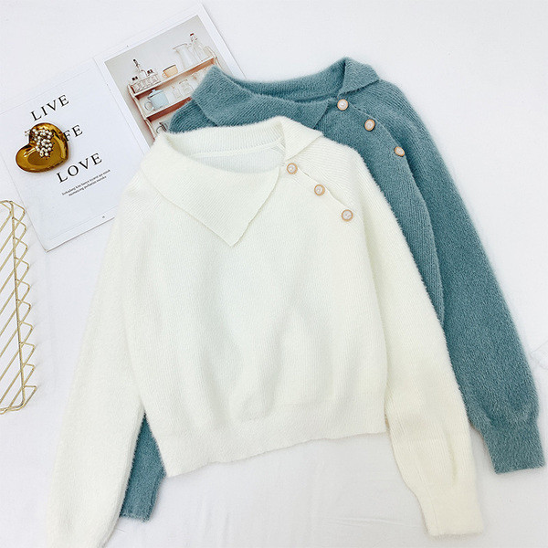 Pulover de damă din puf cu nasturi în alb și albastru