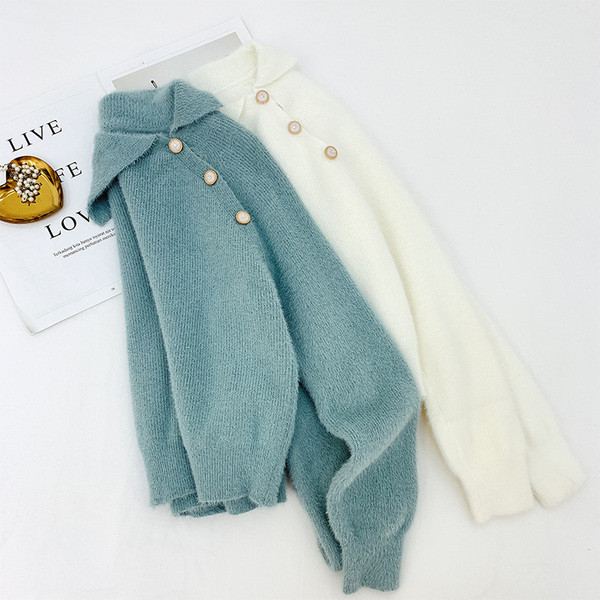 Pulover de damă din puf cu nasturi în alb și albastru