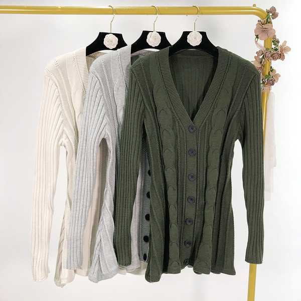 Cardigan de damă tricotat cu decolteu în V și nasturi