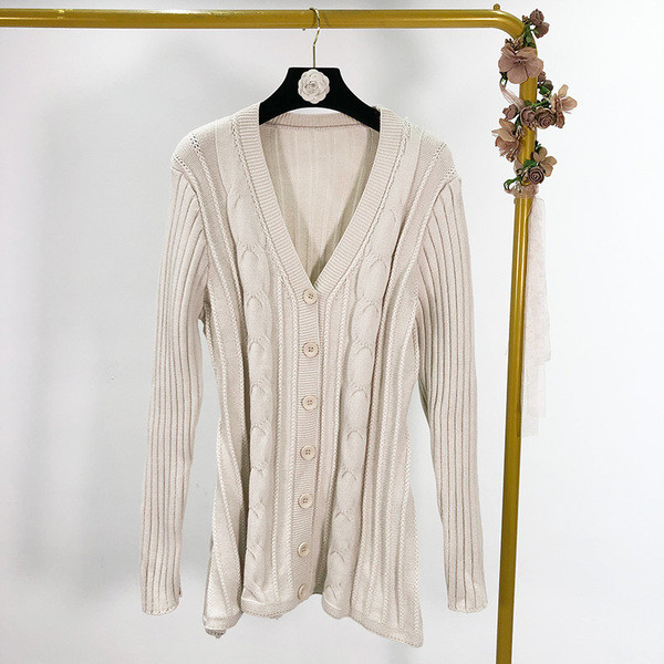 Cardigan de damă tricotat cu decolteu în V și nasturi