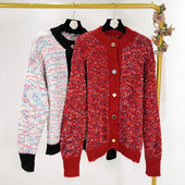 Vesta de dama tricotata cu nasturi de diferite culori in doua culori