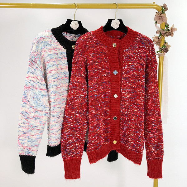 Vesta de dama tricotata cu nasturi de diferite culori in doua culori