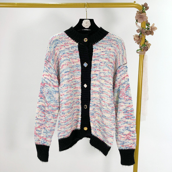 Vesta de dama tricotata cu nasturi de diferite culori in doua culori