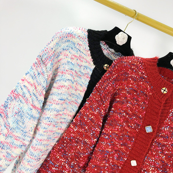 Vesta de dama tricotata cu nasturi de diferite culori in doua culori