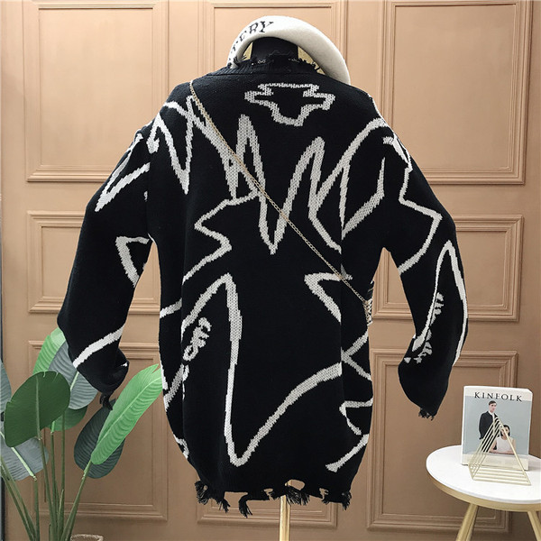 Pulover de dama de iarna in stil retro cu model si decolteu rotund in negru