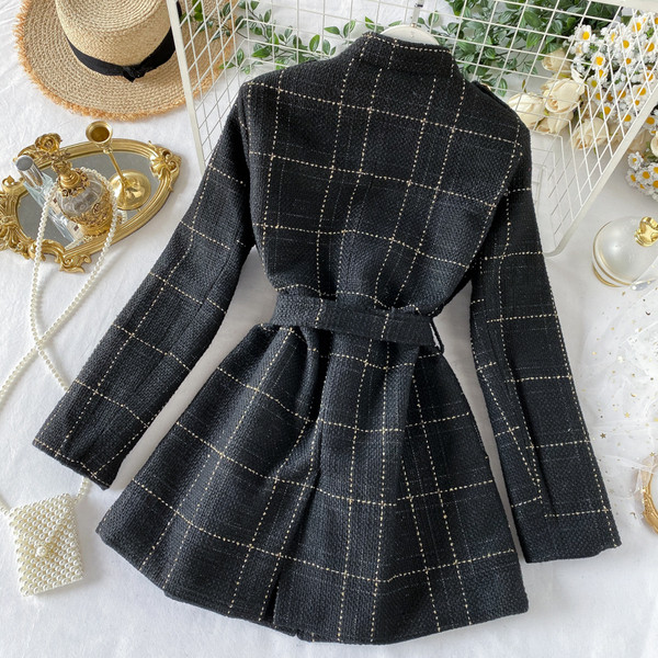 Palton de dama in carouri in stil retro cu buzunare si nasturi in albastru si negru