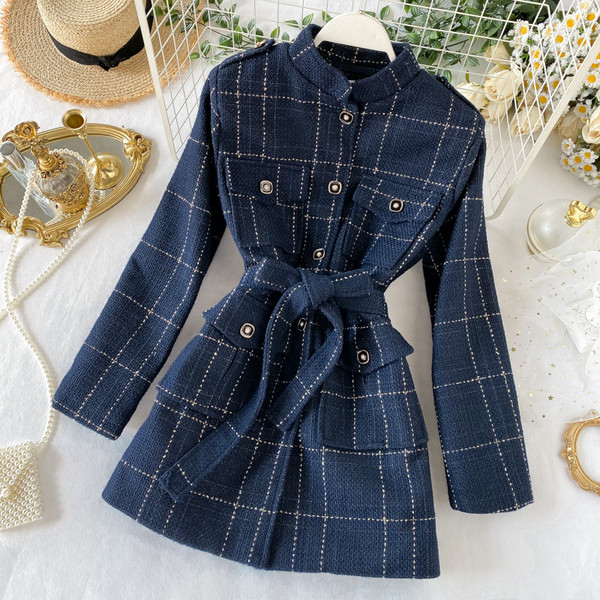 Palton de dama in carouri in stil retro cu buzunare si nasturi in albastru si negru