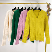 Pulover gros de dama cu decolteu spitz in galben, roz, verde si alb