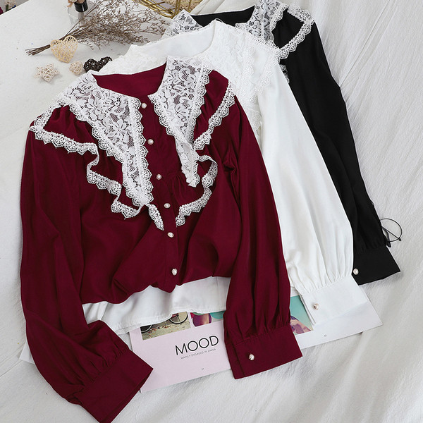 Cămașă de damă în stil retro cu dantelă și decolteu oval