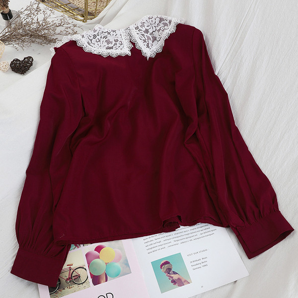 Cămașă de damă în stil retro cu dantelă și decolteu oval