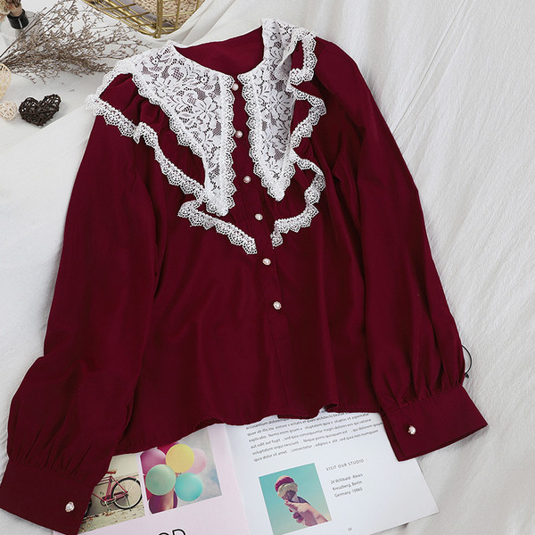 Cămașă de damă în stil retro cu dantelă și decolteu oval