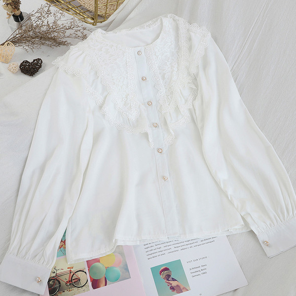 Cămașă de damă în stil retro cu dantelă și decolteu oval