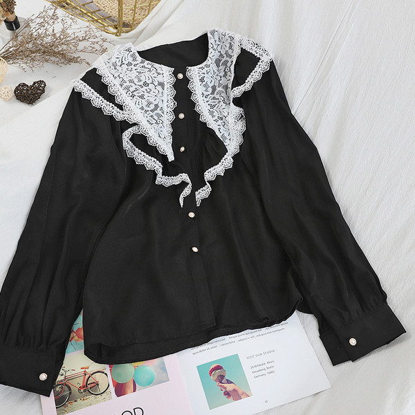 Cămașă de damă în stil retro cu dantelă și decolteu oval