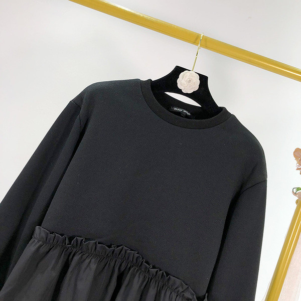 Bluză casual de damă, cu bucle și decolteu oval, de culoare neagră