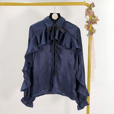 Cămașă modernă de damă cu bucle și cravate în alb și albastru