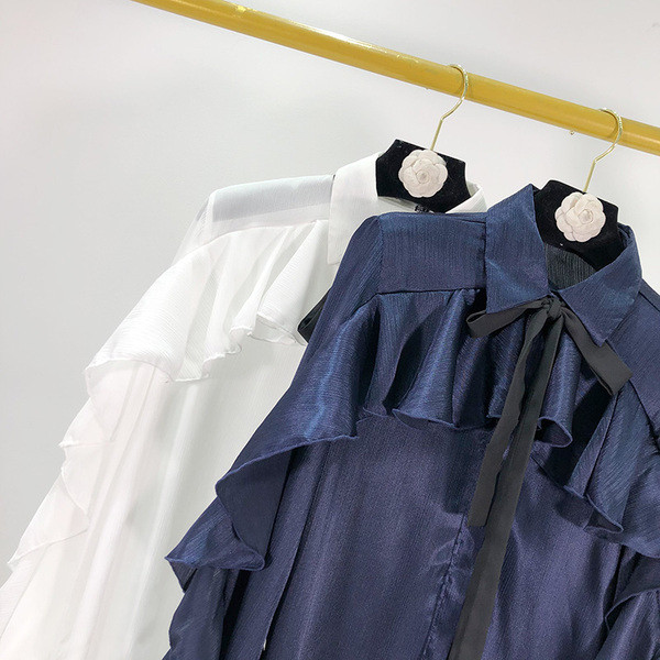 Cămașă modernă de damă cu bucle și cravate în alb și albastru