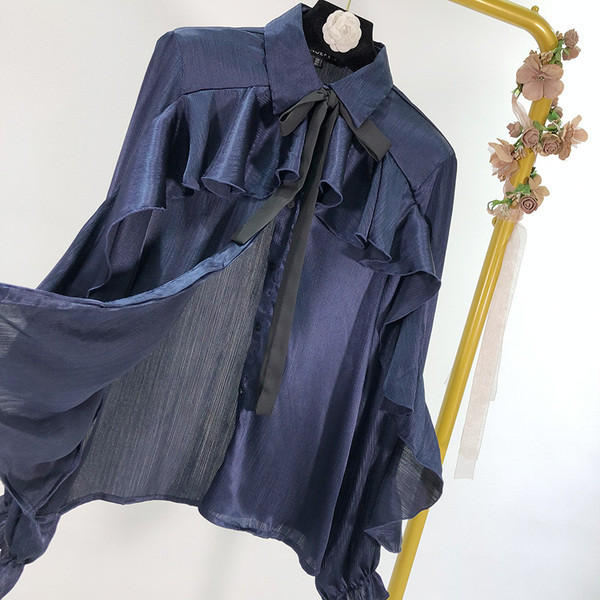 Cămașă modernă de damă cu bucle și cravate în alb și albastru