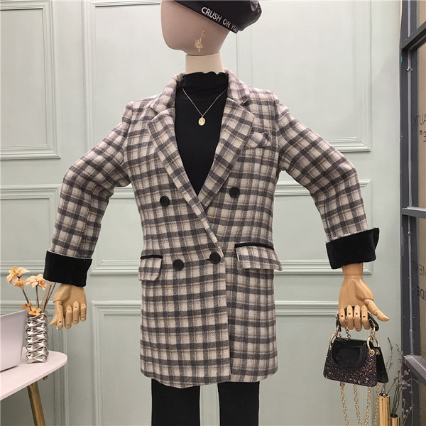 Palton de iarnă de damă în carouri cu nasturi în negru și gri