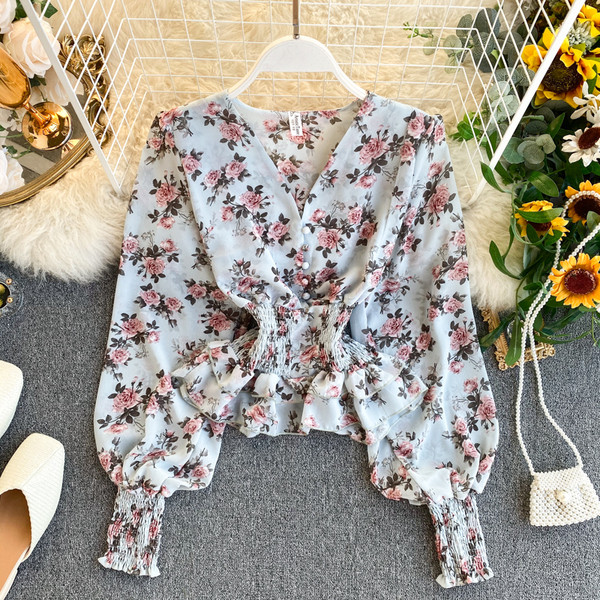 Cămașă de șifon de damă cu model floral, mâneci largi și decolteu în V