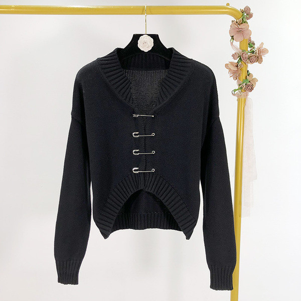 Pulover scurt asimetric modern de culoare neagră cu decor metalic