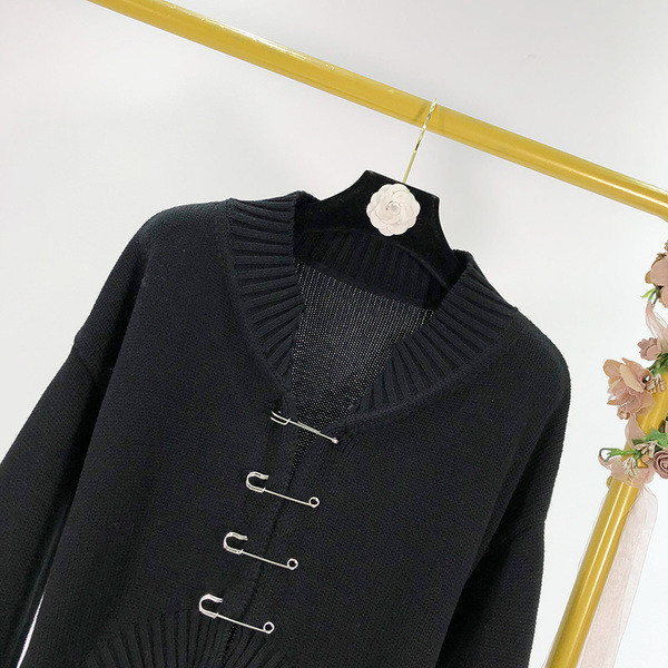 Pulover scurt asimetric modern de culoare neagră cu decor metalic