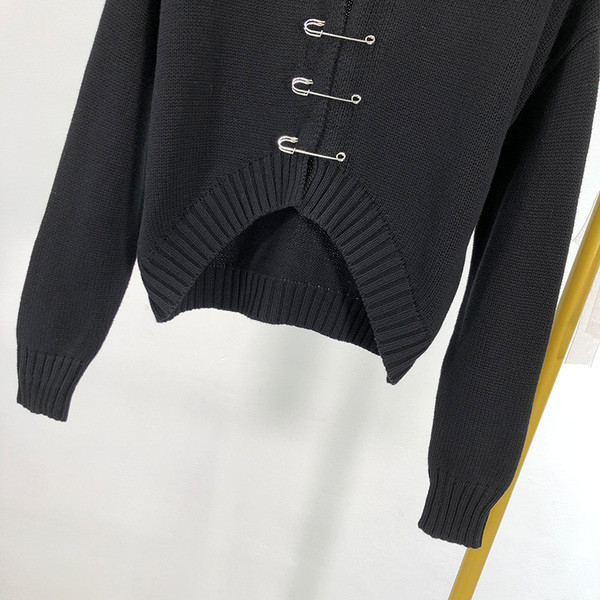 Pulover scurt asimetric modern de culoare neagră cu decor metalic