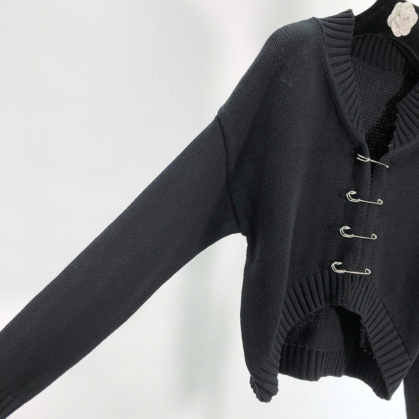 Pulover scurt asimetric modern de culoare neagră cu decor metalic