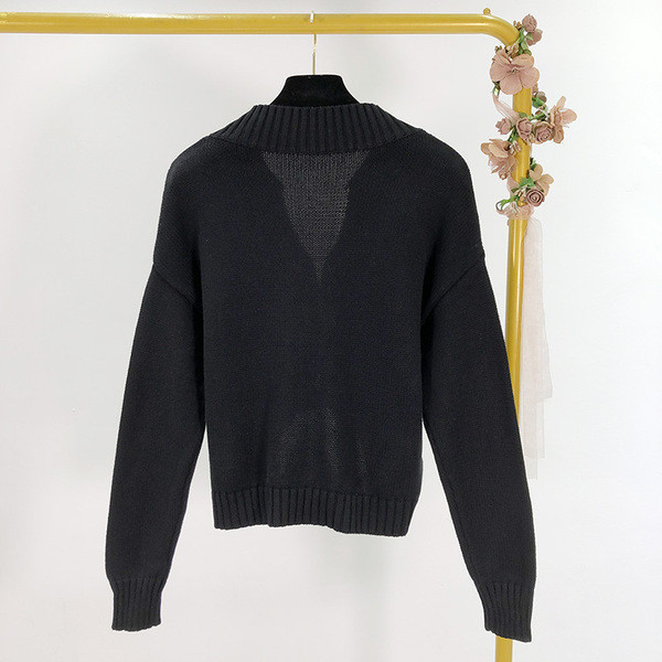 Pulover scurt asimetric modern de culoare neagră cu decor metalic