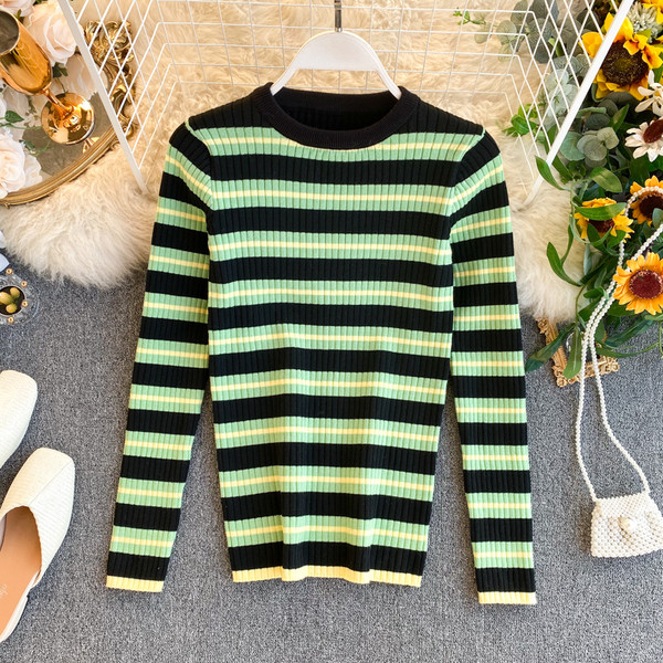 Pulover de damă cu dungi din tricot subțire cu decolteu rotund