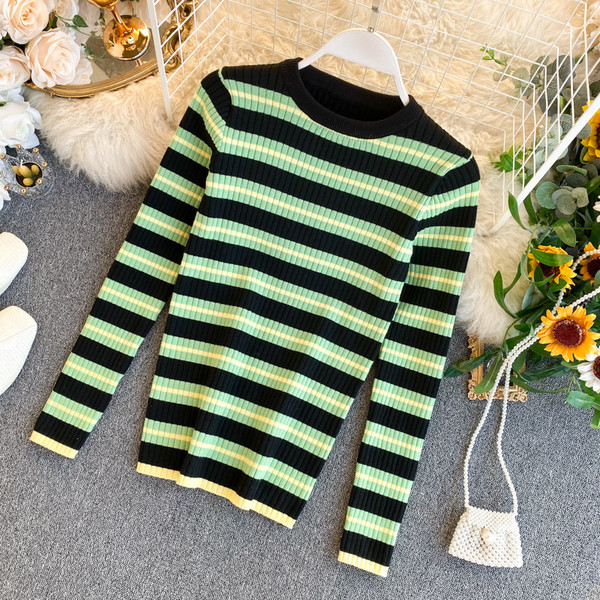 Pulover de damă cu dungi din tricot subțire cu decolteu rotund