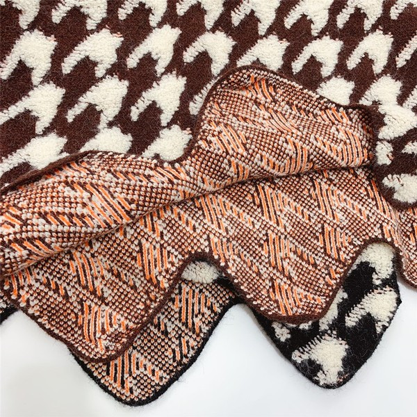 Pulover moale de damă în maro și negru, cu decolteu oval