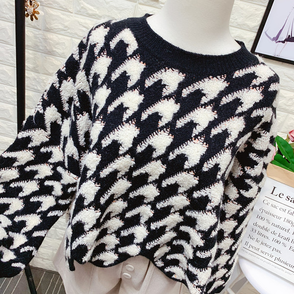 Pulover moale de damă în maro și negru, cu decolteu oval