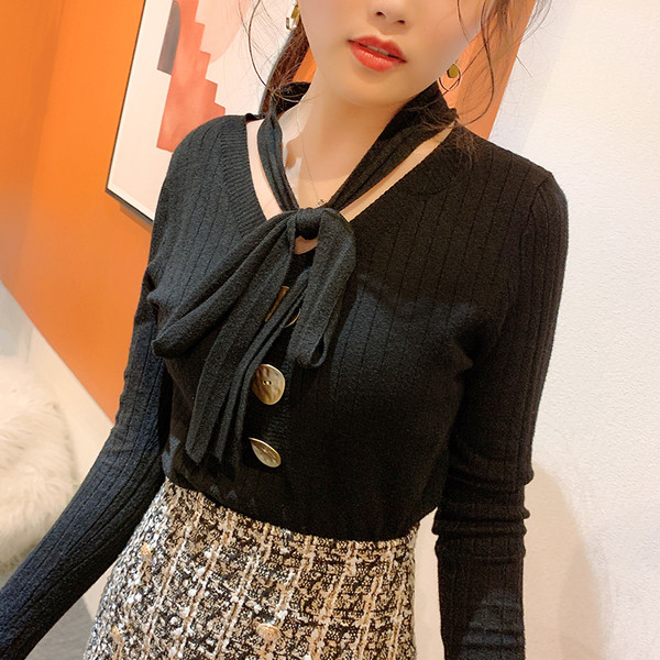 Pulover de dama in patru culori cu decolteu in V si sireturi