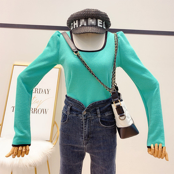 Model de pulover Slim de dama cu decolteu patrat si maneci bufante