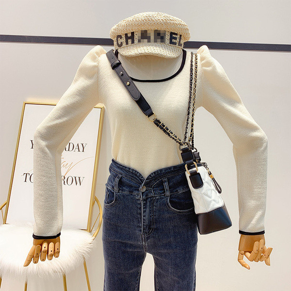 Model de pulover Slim de dama cu decolteu patrat si maneci bufante