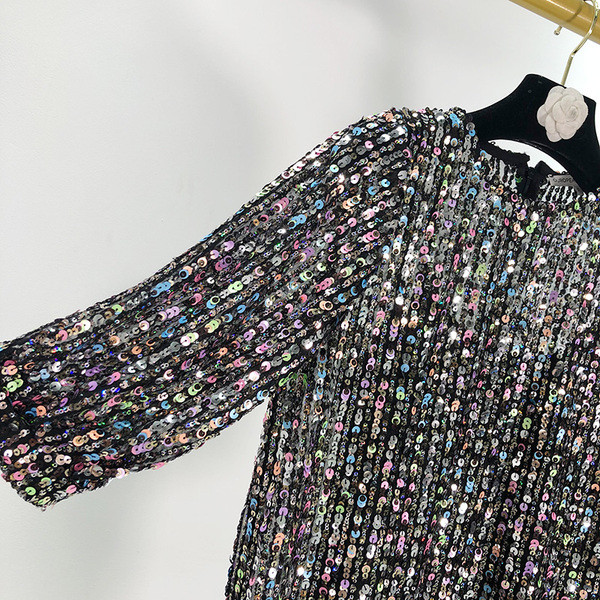 Rochie scurta moderna cu paiete colorate si maneci 3/4