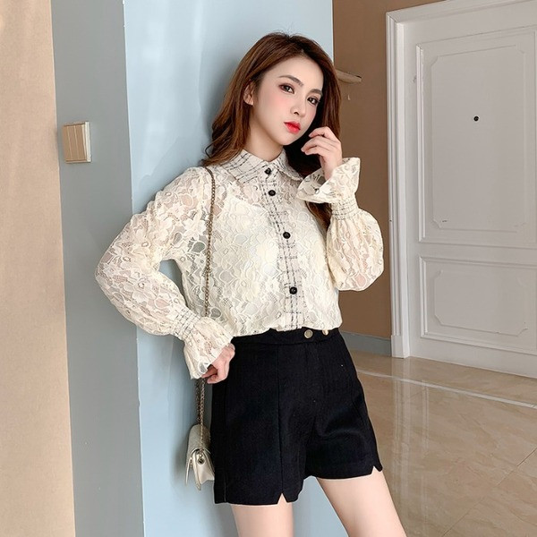 Cămașă de damă modernă din dantelă cu guler clasic în carouri, mânecă lotus și nasturi în bej