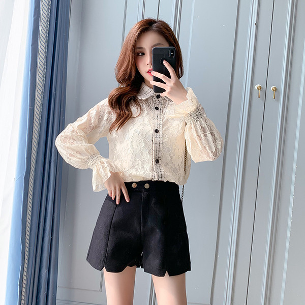 Cămașă de damă modernă din dantelă cu guler clasic în carouri, mânecă lotus și nasturi în bej