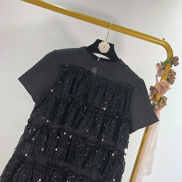 Rochie scurta moderna cu bucle si paiete in negru