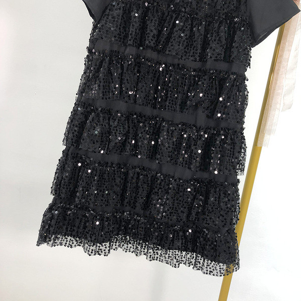 Rochie scurta moderna cu bucle si paiete in negru