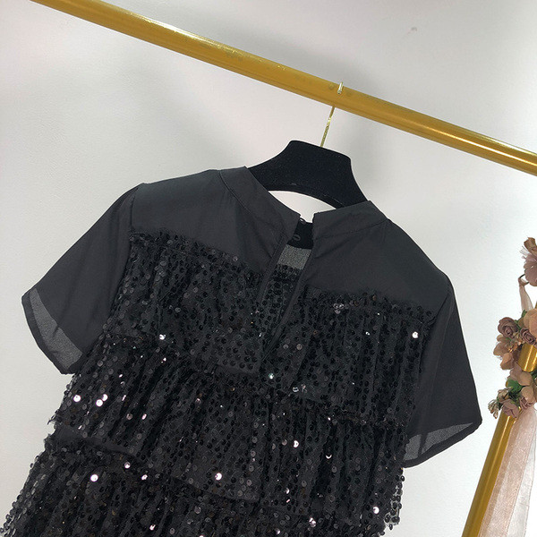 Rochie scurta moderna cu bucle si paiete in negru