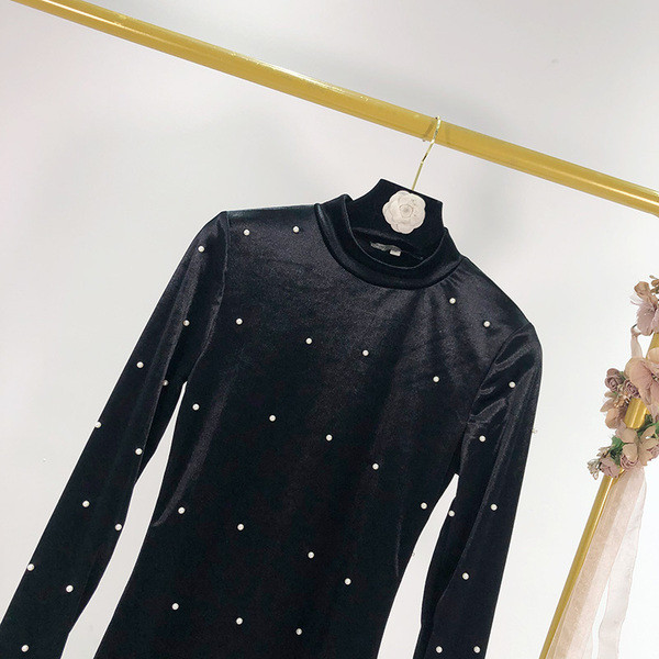 Rochie moderna scurta din catifea in culoarea neagra si decoratiuni cu pietre