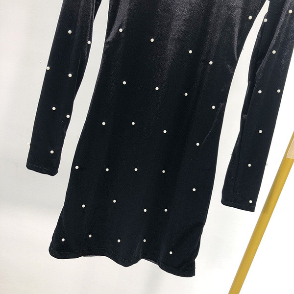 Rochie moderna scurta din catifea in culoarea neagra si decoratiuni cu pietre