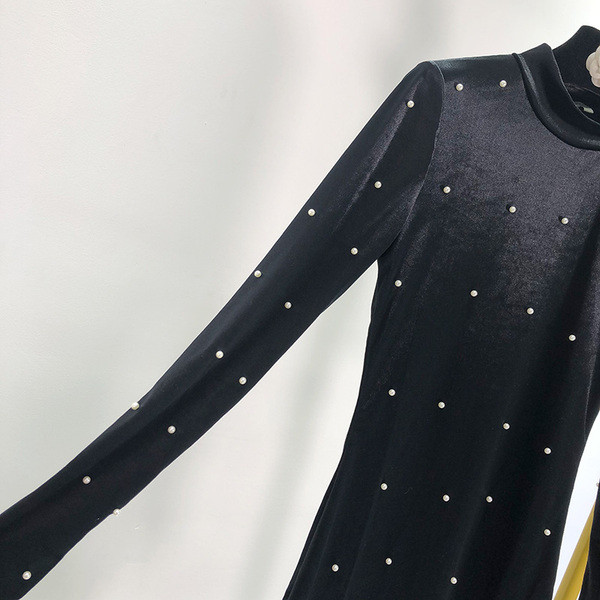 Rochie moderna scurta din catifea in culoarea neagra si decoratiuni cu pietre