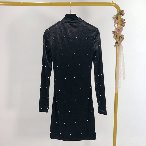 Rochie moderna scurta din catifea in culoarea neagra si decoratiuni cu pietre