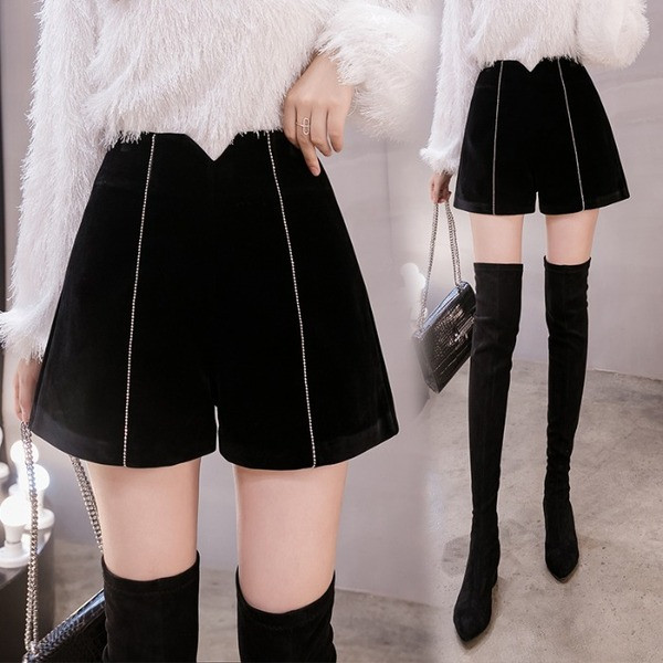 Model nou de pantaloni scurți de damă cu talie înaltă în negru