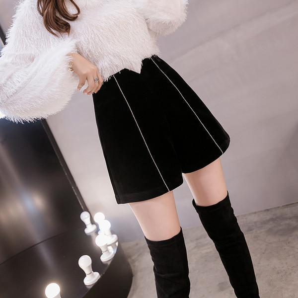 Model nou de pantaloni scurți de damă cu talie înaltă în negru