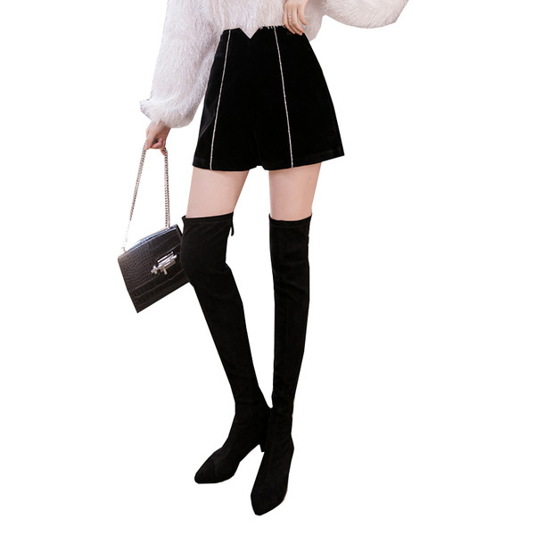 Model nou de pantaloni scurți de damă cu talie înaltă în negru