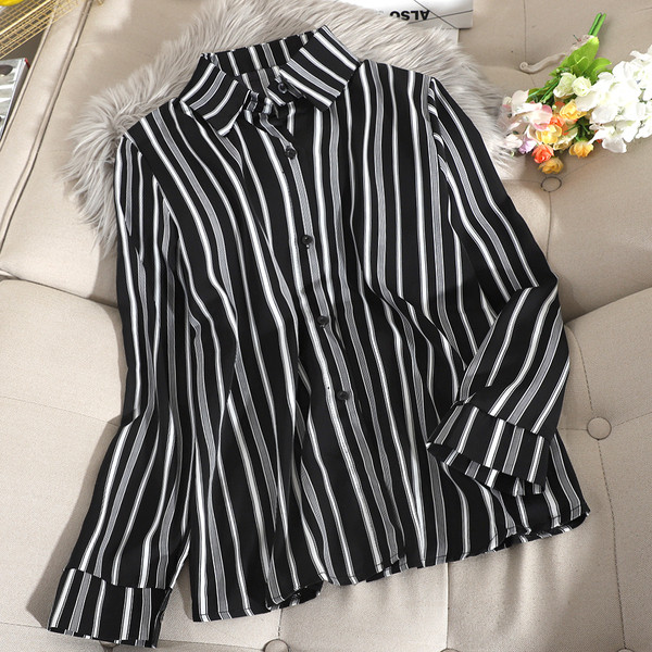 Cămașă de damă în dungi cu guler clasic și mâneci lungi în alb, negru și roșu