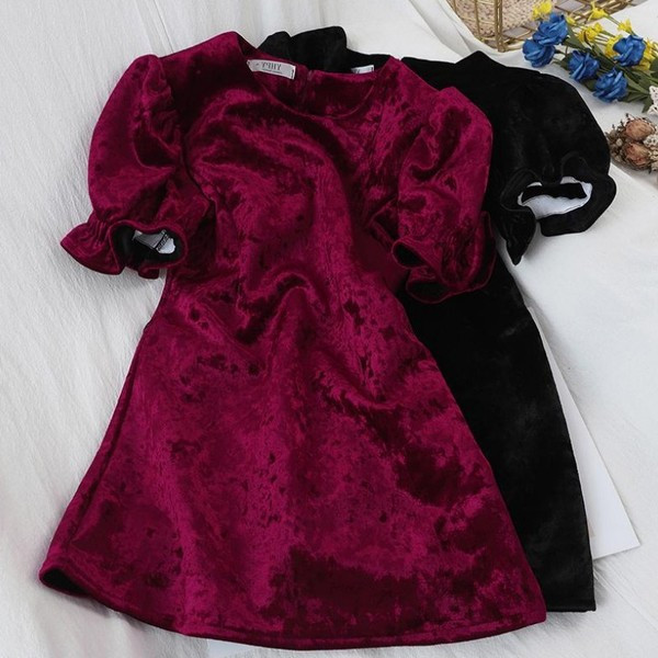 Rochie de damă elegantă din catifea în roșu și negru, cu mâneci scurte